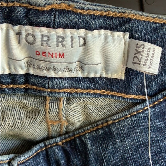 Torrid Relaxed Boot Cut Jeans NWT - Picture 3 of 4